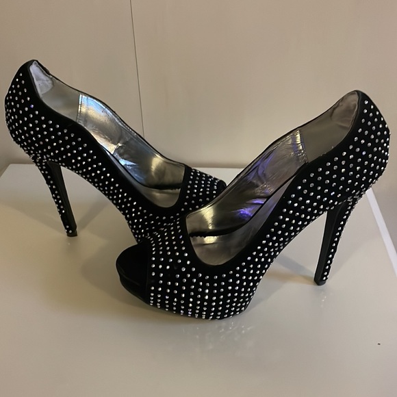 Shi studded heels size 8 1/2 - Picture 3 of 3